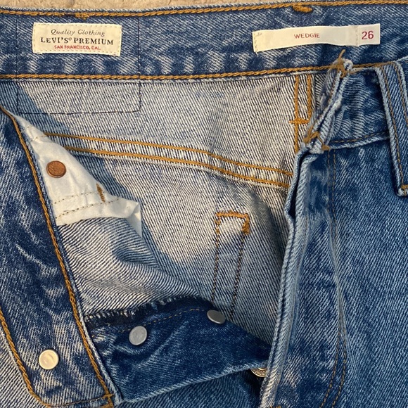 Wedgie straight fit Levi jeans. Size 26. - Picture 3 of 4